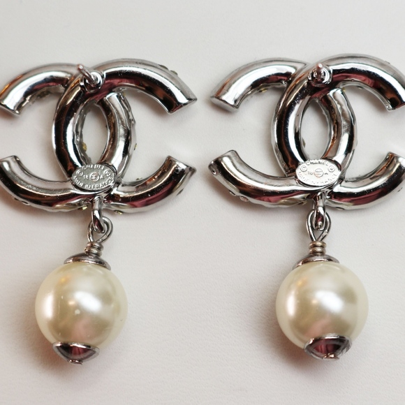 SOLD 🛒🛍 CHANEL CC LOGO PEARL DROP EARRINGS - Picture 7 of 8